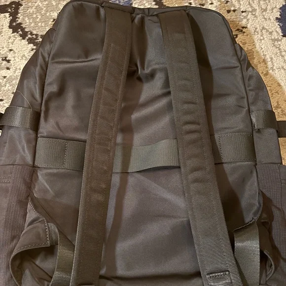 Lululemon New Crew Backpack 22L - Picture 6 of 10